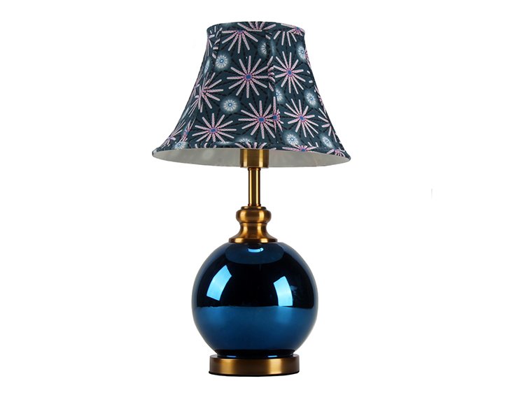 C&aacute;c l&yacute; do bạn n&ecirc;n chọn đ&egrave;n b&agrave;n để trang tr&iacute; ph&ograve;ng kh&aacute;ch .