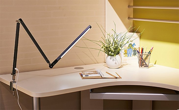 Chia sẻ cẩm nang lựa chọn đ&egrave;n b&agrave;n l&agrave;m việc chuẩn từ A - Z