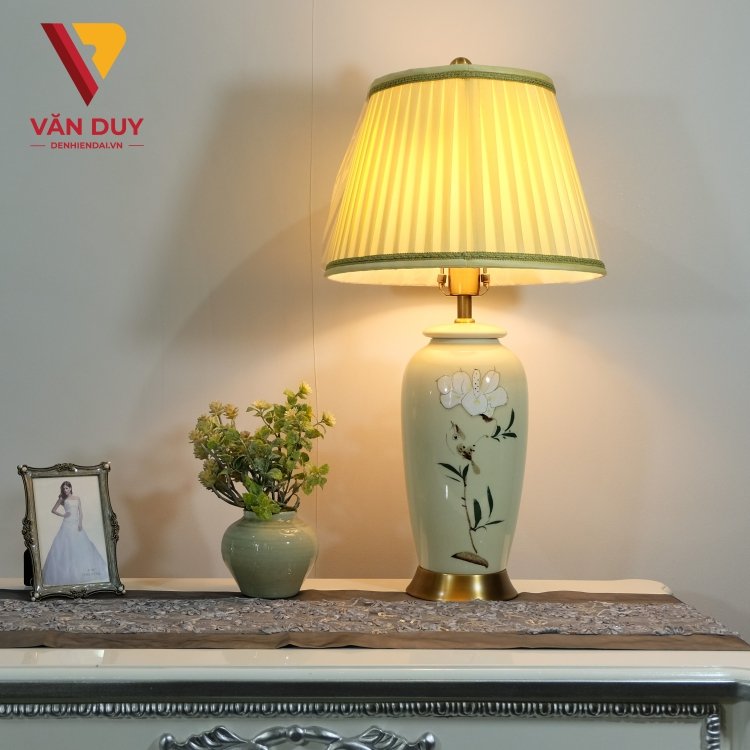 Đ&egrave;n b&agrave;n ph&ograve;ng ngủ - Mang điểm nhấn độc đ&aacute;o đến mọi nh&agrave;