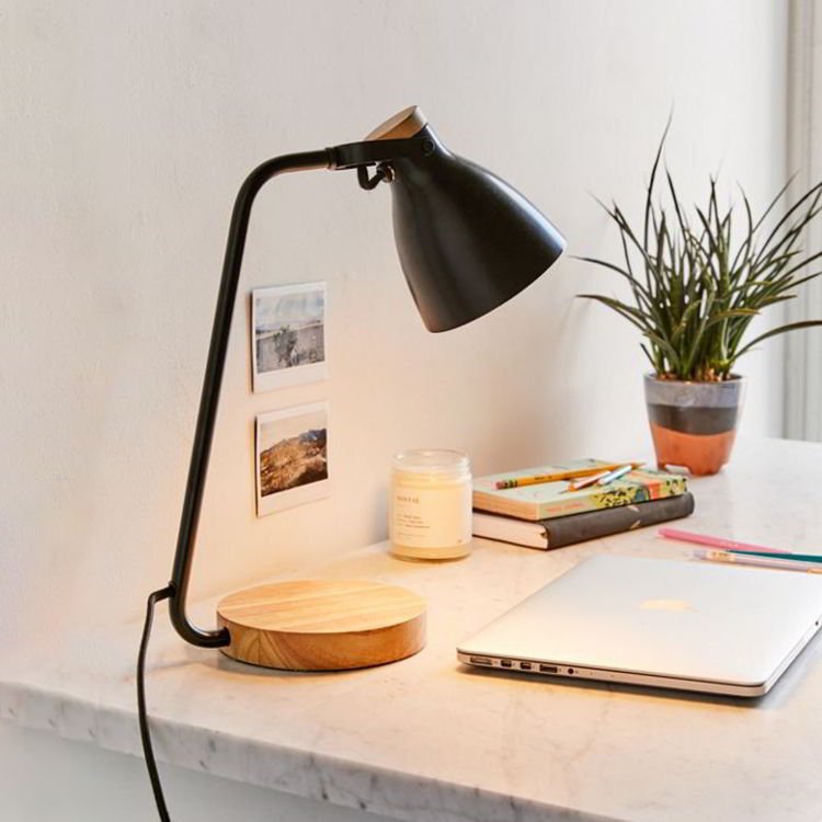 Đ&egrave;n b&agrave;n văn ph&ograve;ng mang lại vẻ đẹp tinh tế