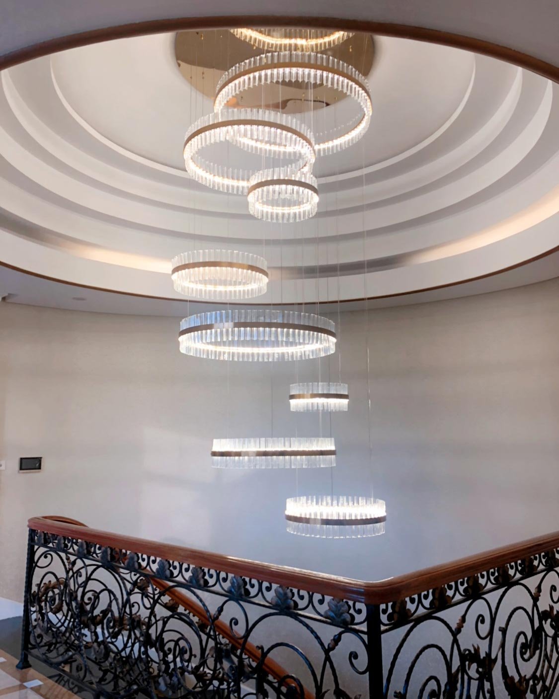 Đ&egrave;n thả th&ocirc;ng tầng cầu thang v&agrave; xu hướng của n&oacute; .