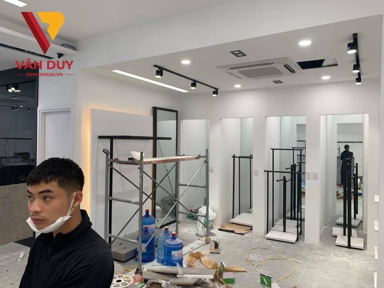 Dự &aacute;n lắp đặt đ&egrave;n chiếu s&aacute;ng cho chuỗi Cửa h&agrave;ng thời trang cao cấp Neva