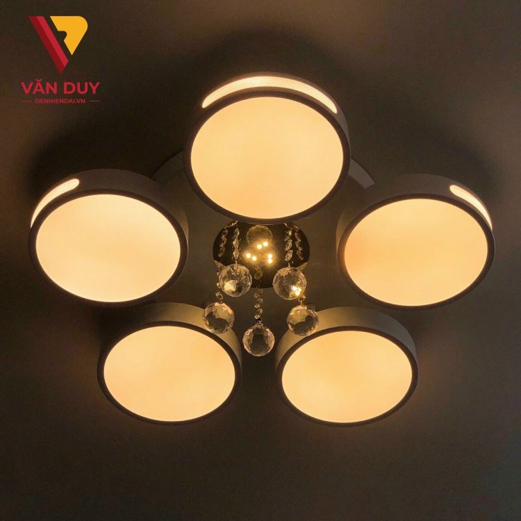 Lý giải sức hút hấp dẫn của mẫu đèn ốp trần đồng tại GoldMoon Ly giai suc hut hap dan cua mau den op tran dong tai van duy 3 Lý giải sức hút hấp dẫn của mẫu đèn ốp trần đồng tại GoldMoon