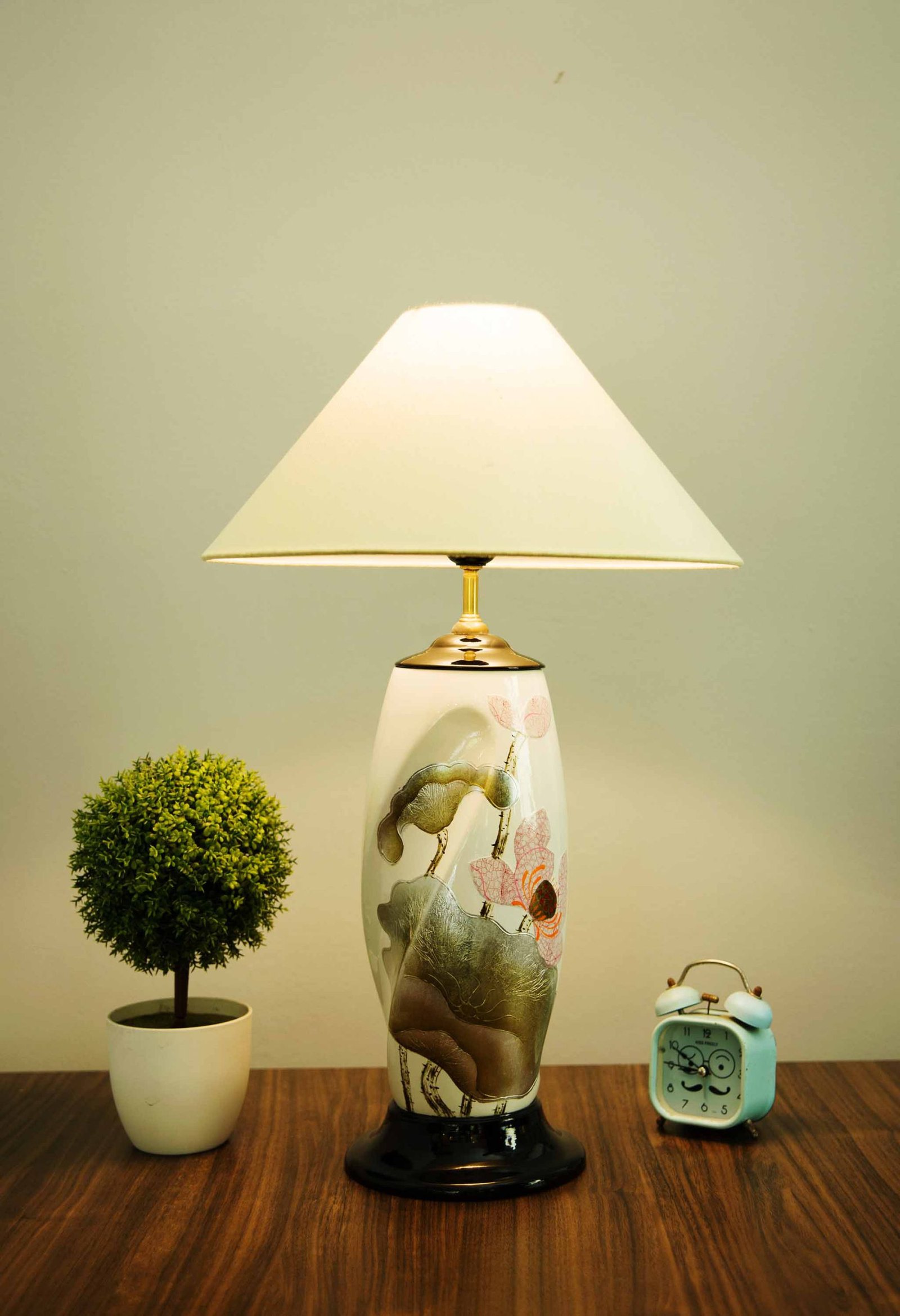 Một số l&yacute; do bạn n&ecirc;n sở hữu một chiếc đ&egrave;n b&agrave;n cho ph&ograve;ng ngủ