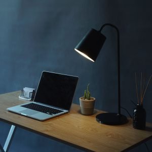 Một số sai lầm khi chọn mua đèn bàn làm việc Mot so sai lam khi chon mua den ban lam viec 1