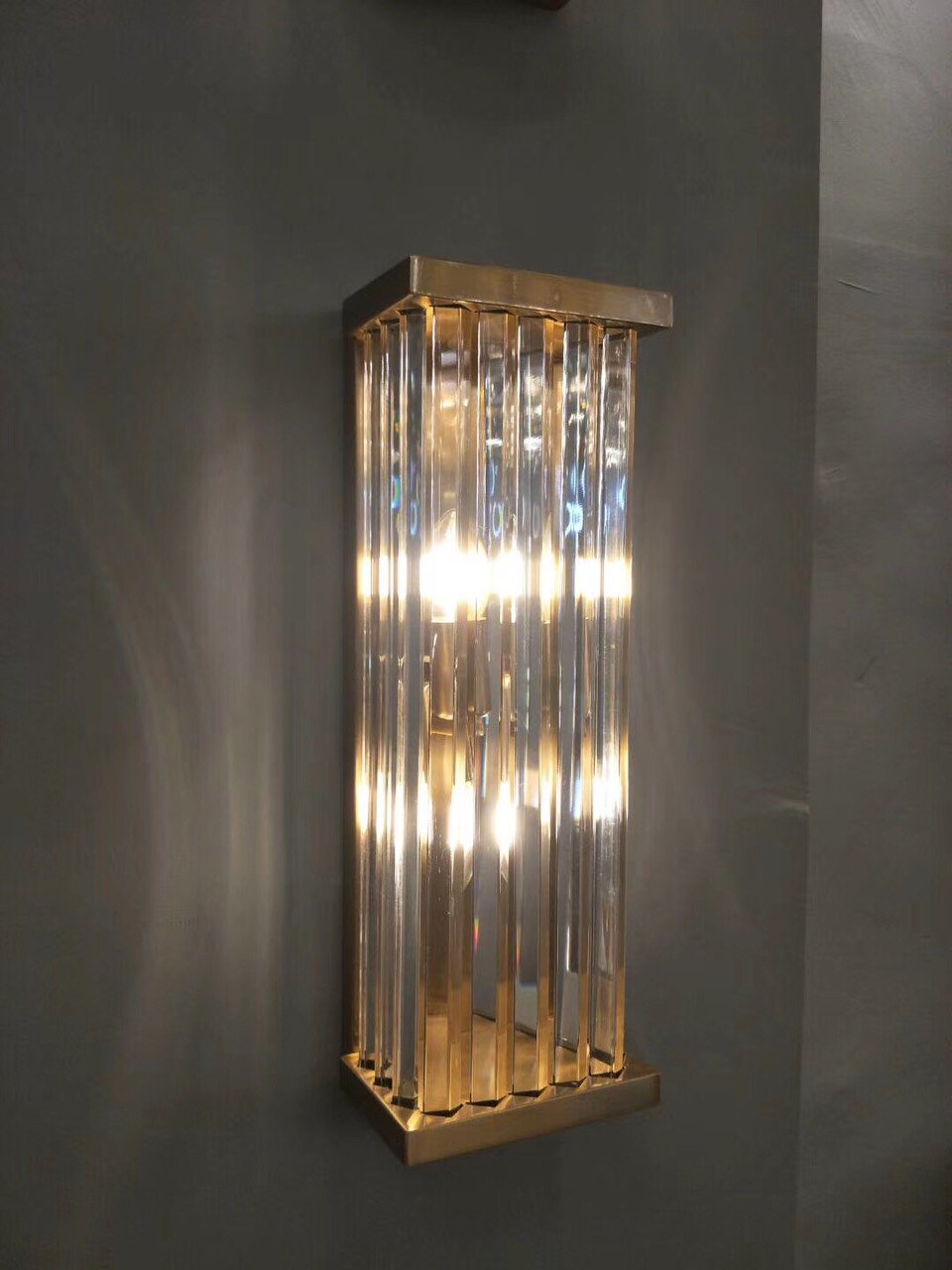 Một số ưu điểm của đ&egrave;n tường pha l&ecirc; ph&ograve;ng ngủ