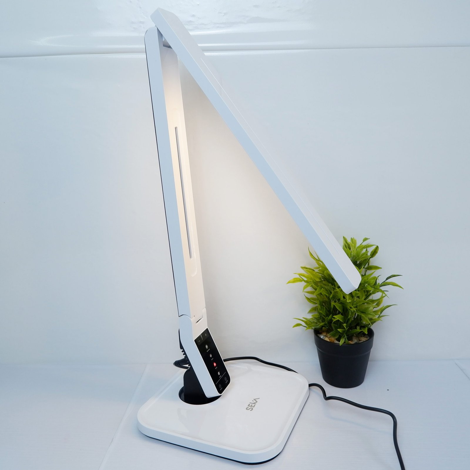 Top 3 đ&egrave;n b&agrave;n văn ph&ograve;ng đang được ưa chuộng hiện nay