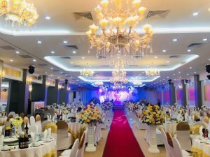 Tư vấn cách chọn đèn chùm trang hoàng nhà hàng, quán ăn Tu van cach chon den chum trang hoang nha hang quan an 1 scaled