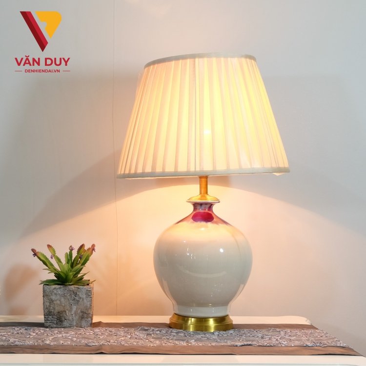 Tư vấn mẹo chọn mua đèn bàn khách sạn đẹp sang, cao cấp Tu van meo chon mua den ban khach san dep sang cao cap 3 Tư vấn mẹo chọn mua đèn bàn khách sạn đẹp sang, cao cấp